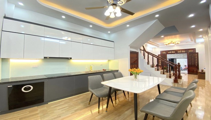 Cầu Giấy, cách phố Xuân Thủy 50m, tặng full nội thất, DT 42m, MT 5M, Giá 5.25 tỷ
